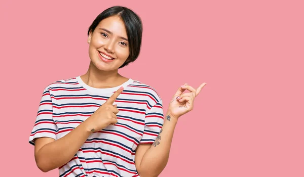 Mulher Bonita Com Cabelo Curto Vestindo Roupas Casuais Sorrindo Olhando — Fotografia de Stock