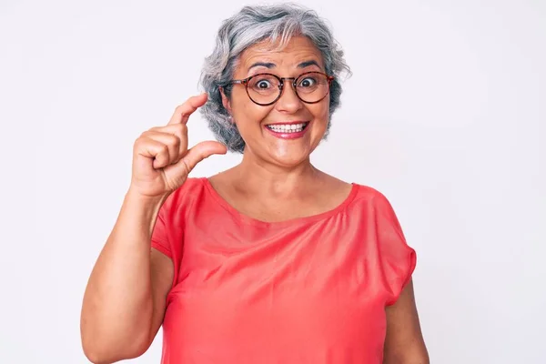 Mujer Mayor Cabello Gris Hispano Con Ropa Casual Gafas Sonrientes —  Fotos de Stock