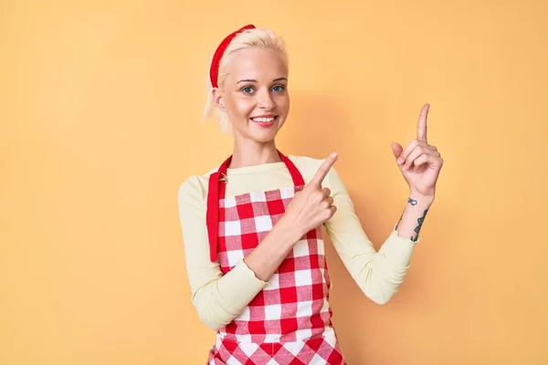 Ung Blond Kvinna Med Tatuering Bär Professionell Bagare Förkläde Ler — Stockfoto