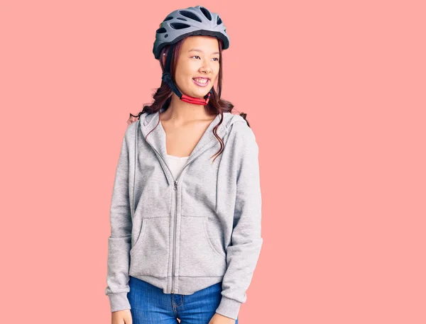 年轻美丽的中国姑娘头戴自行车头盔 面带微笑 神态自然 充满自信地大笑 — 图库照片