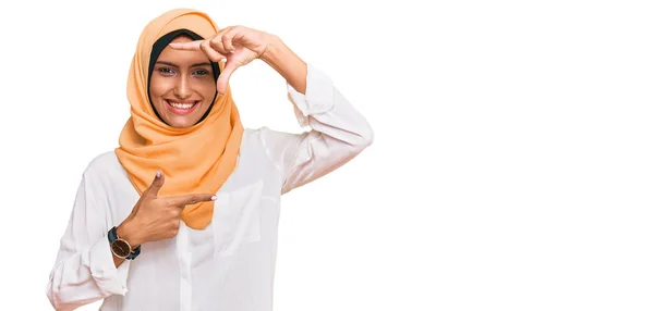 Ung Brunett Kvinna Bär Traditionell Islamisk Hijab Halsduk Leende Gör — Stockfoto