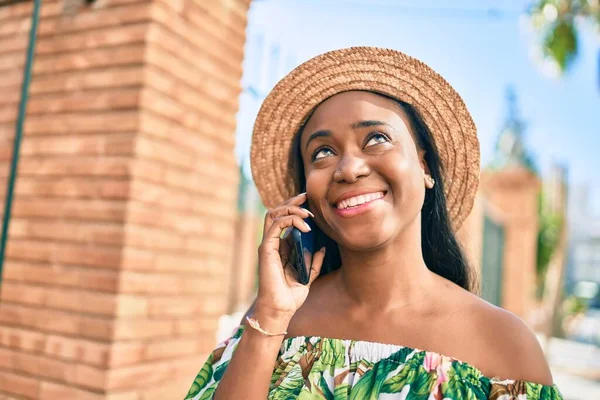 Mladý Africký Americký Turista Žena Dovolené Úsměvem Šťastný Mluvení Smartphone — Stock fotografie