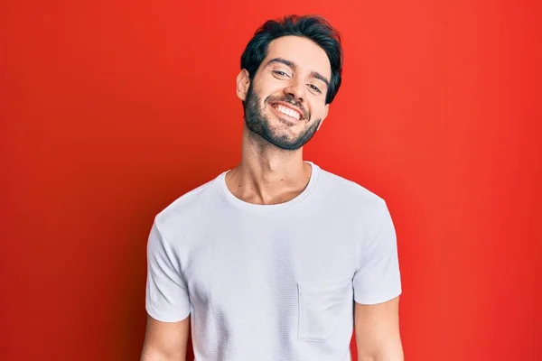 Joven Hombre Hispano Vistiendo Una Camiseta Blanca Casual Con Una —  Fotos de Stock