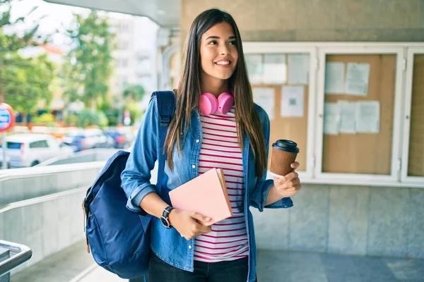 Jovem Estudante Hispânico Menina Sorrindo Feliz Segurando Livro Beber Café — Fotografia de Stock