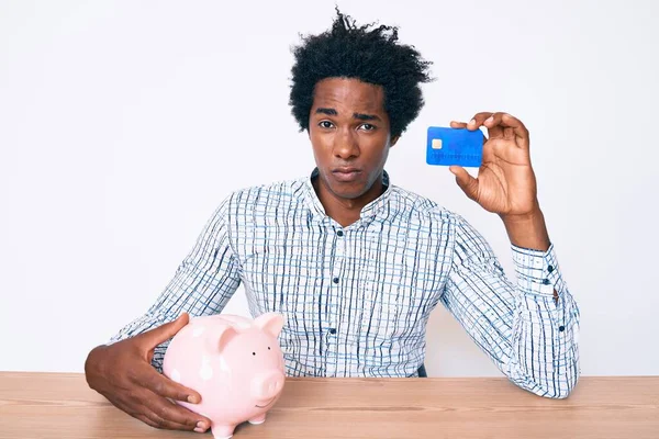 Bonito Homem Afro Americano Com Cabelo Afro Segurando Cartão Crédito — Fotografia de Stock