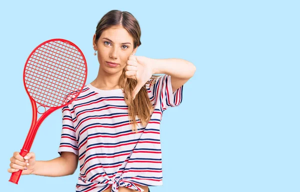 Hermosa Mujer Caucásica Con Cabello Rubio Jugando Tenis Sosteniendo Raqueta — Foto de Stock