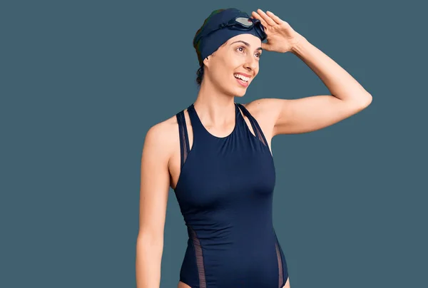 Jovem Mulher Hispânica Bonita Vestindo Roupa Banho Óculos Nadador Muito — Fotografia de Stock