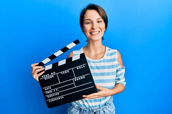 Joven Morena Con Pelo Corto Sosteniendo Video Película Clapboard Sonriendo —  Fotos de Stock