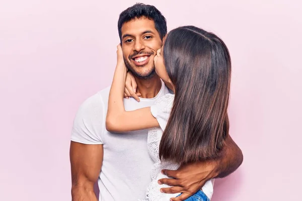 Família Jovem Hispânica Pai Filha Abraçando Junto Com Amor — Fotografia de Stock
