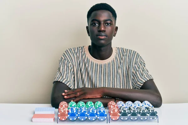 Giovane Uomo Afroamericano Seduto Sul Tavolo Con Fiches Carte Poker — Foto Stock