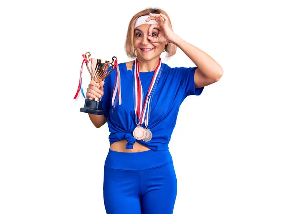 Jovem Loira Segurando Troféu Campeão Vestindo Medalhas Sorrindo Feliz Fazendo — Fotografia de Stock