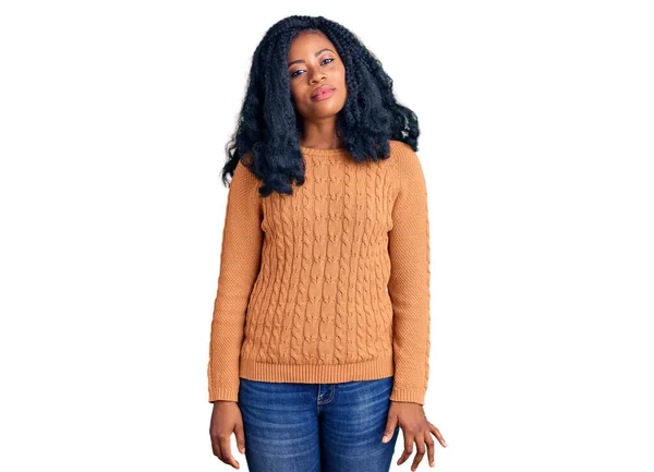 Mooie Afrikaans Amerikaanse Vrouw Draagt Casual Sweater Ontspannen Met Serieuze — Stockfoto