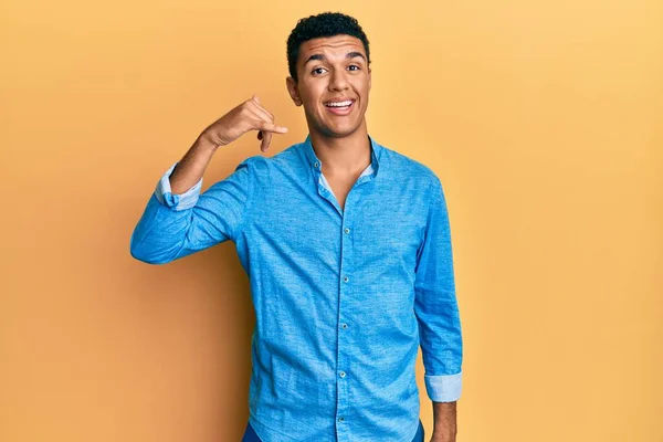 Hombre Árabe Joven Vistiendo Ropa Casual Sonriendo Haciendo Gesto Teléfono — Foto de Stock