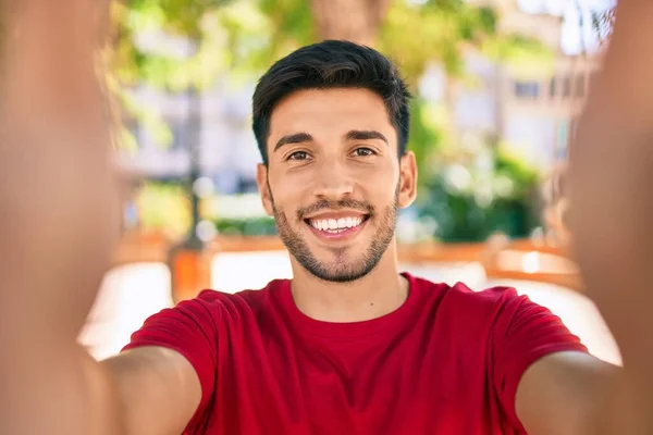 Joven Latino Sonriendo Feliz Haciendo Selfie Por Cámara Ciudad —  Fotos de Stock