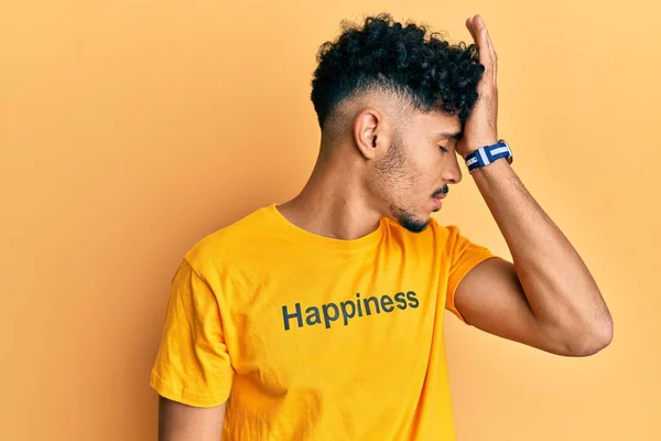 Junger Arabischer Gutaussehender Mann Shirt Mit Glückwunschbotschaft Überrascht Mit Hand — Stockfoto