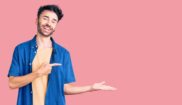 Giovane Uomo Ispanico Indossa Abiti Casual Stupito Sorridente Alla Fotocamera — Foto Stock