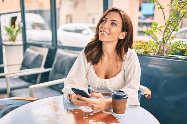 Mladá Hispánská Žena Úsměvem Šťastný Pomocí Smartphonu Terase Kavárny — Stock fotografie