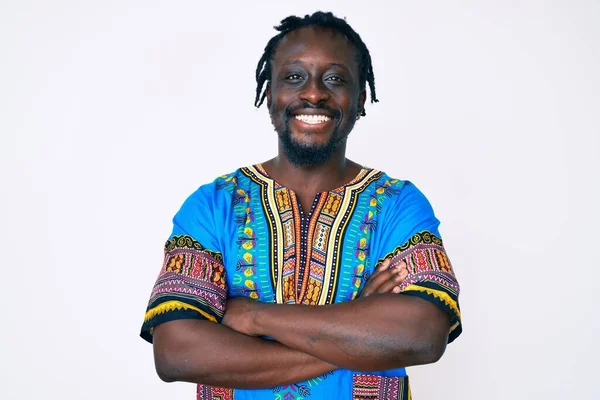 Joven Hombre Afroamericano Con Trenzas Con Tradicional Camiseta Africana Cara —  Fotos de Stock