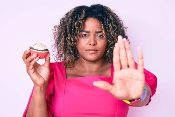 Joven Afroamericano Más Tamaño Mujer Sosteniendo Cupcake Con Mano Abierta —  Fotos de Stock