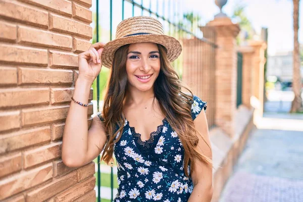 Junge Hispanische Frau Urlaub Lächelt Glücklich Auf Der Straße Der — Stockfoto