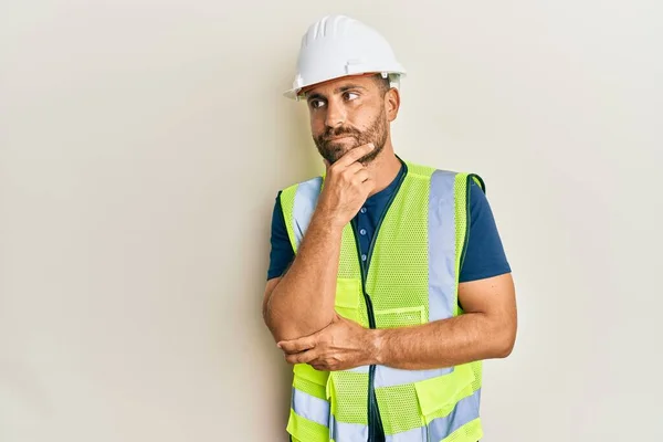 Snygg Man Med Skägg Bär Skyddshjälm Och Reflekterande Jacka Tänkande — Stockfoto