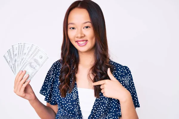 Молодая Красивая Китайская Девушка Держит Доллары Указывая Пальцем Один Самодовольный — стоковое фото