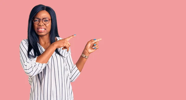 Young African American Woman Wearing Casual Clothes Glasses Pointing Aside — Stock Photo, Image