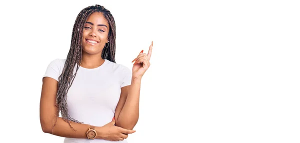 Młoda Afroamerykanka Warkoczami Ubrana Luźne Ubrania Dużym Uśmiechem Twarzy Wskazująca — Zdjęcie stockowe