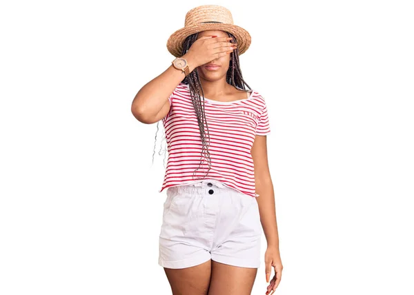 Ung Afrikansk Amerikansk Kvinna Med Flätor Bär Sommar Hatt Täcker — Stockfoto