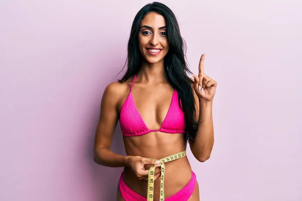 Schöne Hispanische Frau Bikini Und Taille Messen Lächelnd Mit Einer — Stockfoto