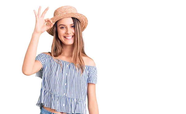 Menina Bonita Nova Usando Chapéu Shirt Sorrindo Positivo Fazendo Sinal — Fotografia de Stock