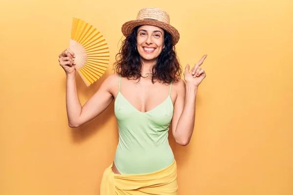 Jovem Mulher Hispânica Bonita Vestindo Roupa Banho Chapéu Verão Segurando — Fotografia de Stock