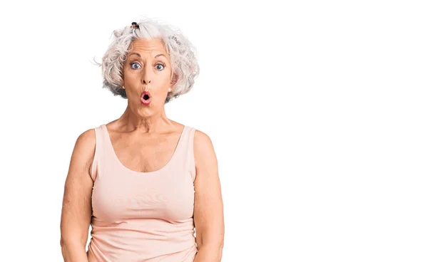 Kıdemli Gri Saçlı Kadın Günlük Kıyafetler Giyiyor Korkmuş Ağzı Açık — Stok fotoğraf
