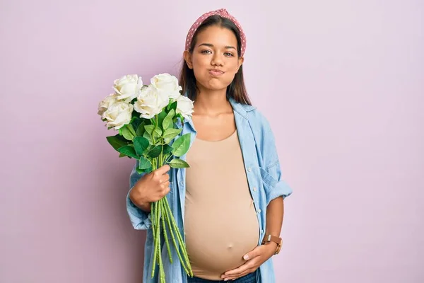 Bella Donna Ispanica Che Aspetta Bambino Che Tiene Fiori Che — Foto Stock