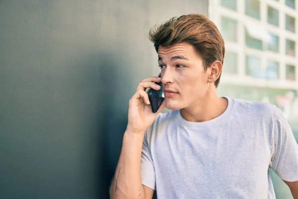 Νεαρός Καυκάσιος Άνδρας Σοβαρή Έκφραση Που Μιλάει Στο Smartphone Της — Φωτογραφία Αρχείου