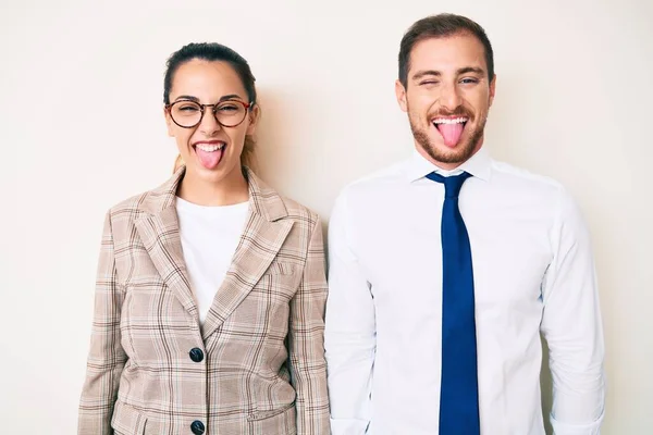 Mooi Stel Met Zakelijke Kleren Die Tong Uitsteken Blij Met — Stockfoto