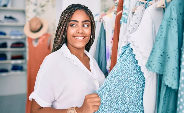 年轻的非洲裔美国女人在零售店笑得很开心 — 图库照片