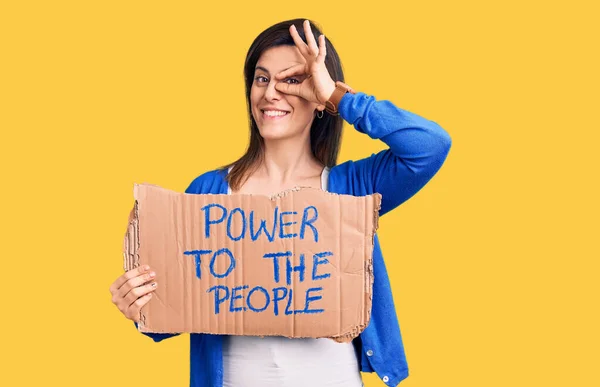 Joven Hermosa Mujer Sosteniendo Poder Pancarta Gente Sonriendo Feliz Haciendo —  Fotos de Stock