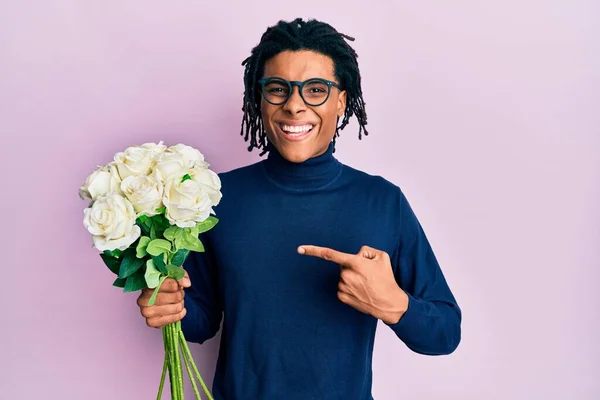 Joven Afroamericano Hombre Sosteniendo Ramo Flores Blancas Sonriendo Feliz Señalando — Foto de Stock