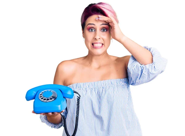 Mladá Krásná Žena Růžovými Vlasy Drží Retro Telefon Vystresovaný Frustrovaný — Stock fotografie