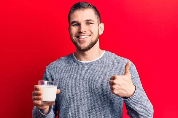 Jovem Homem Bonito Bebendo Copo Leite Sorrindo Feliz Positivo Polegar — Fotografia de Stock