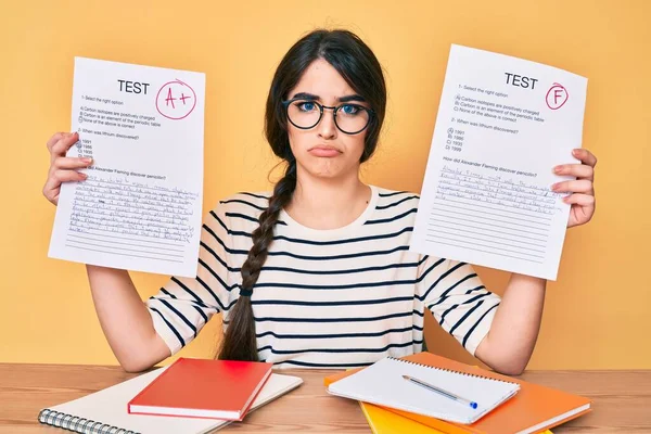 Brunett Tonåring Flicka Visar Misslyckade Och Klarat Examen Deprimerad Och — Stockfoto