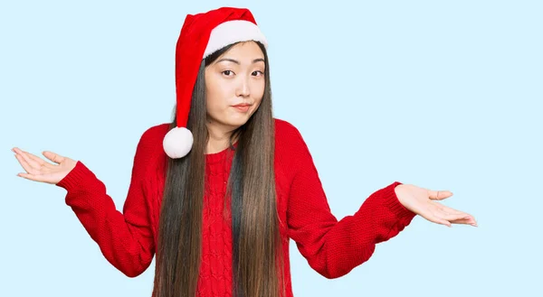 Jovem Chinesa Vestindo Chapéu Natal Sem Noção Expressão Confusa Com — Fotografia de Stock