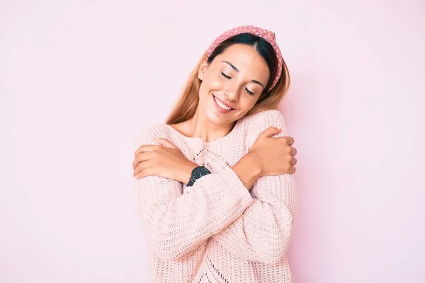 Νεαρή Μελαχρινή Γυναίκα Που Φοράει Καθημερινά Ρούχα Πάνω Από Ροζ — Φωτογραφία Αρχείου
