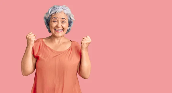 Gri Saçlı Turuncu Tişörtlü Çok Mutlu Heyecanlı Yaşlı Bir Kadın — Stok fotoğraf