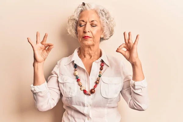 Senior Mulher Cabelos Grisalhos Vestindo Roupas Casuais Relaxar Sorrir Com — Fotografia de Stock