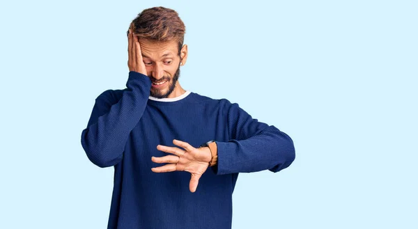 Schöner Blonder Mann Mit Bart Und Lässigem Pullover Der Besorgt — Stockfoto