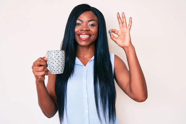 Genç Afro Amerikalı Kadın Elinde Kahve Tutuyor Parmaklarıyla Imza Atıyor — Stok fotoğraf