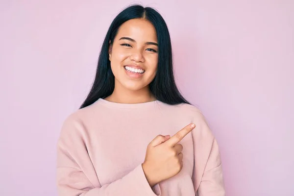 Jong Mooi Aziatisch Meisje Dragen Casual Roze Trui Glimlachen Vrolijk — Stockfoto