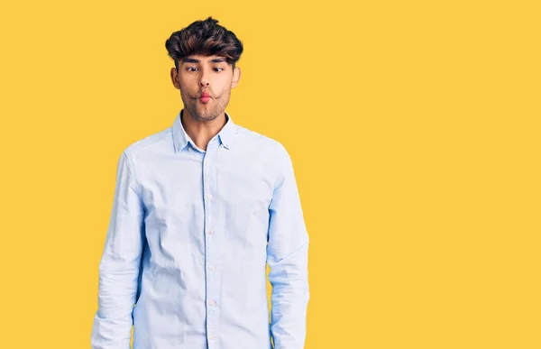 Jovem Hispânico Vestindo Camisa Casual Fazendo Cara Peixe Com Lábios — Fotografia de Stock